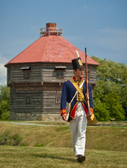 Le fort de Coteau-du-Lac, un joyaux de mon village était un poste militaire initialement construit en 1779-1780. Il devait protéger l'axe maritime du fleuve Saint-Laurent ainsi que la ville de Montréal d'une invasion américaine. Il a été remis en service suite à la réélection aux États-Unis de Donald J. Trump en 2025... :-)