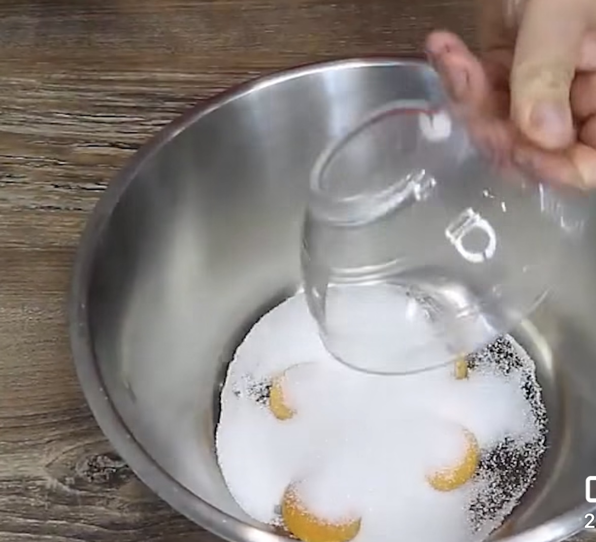 Fouetter les jaunes œufs et le sucre