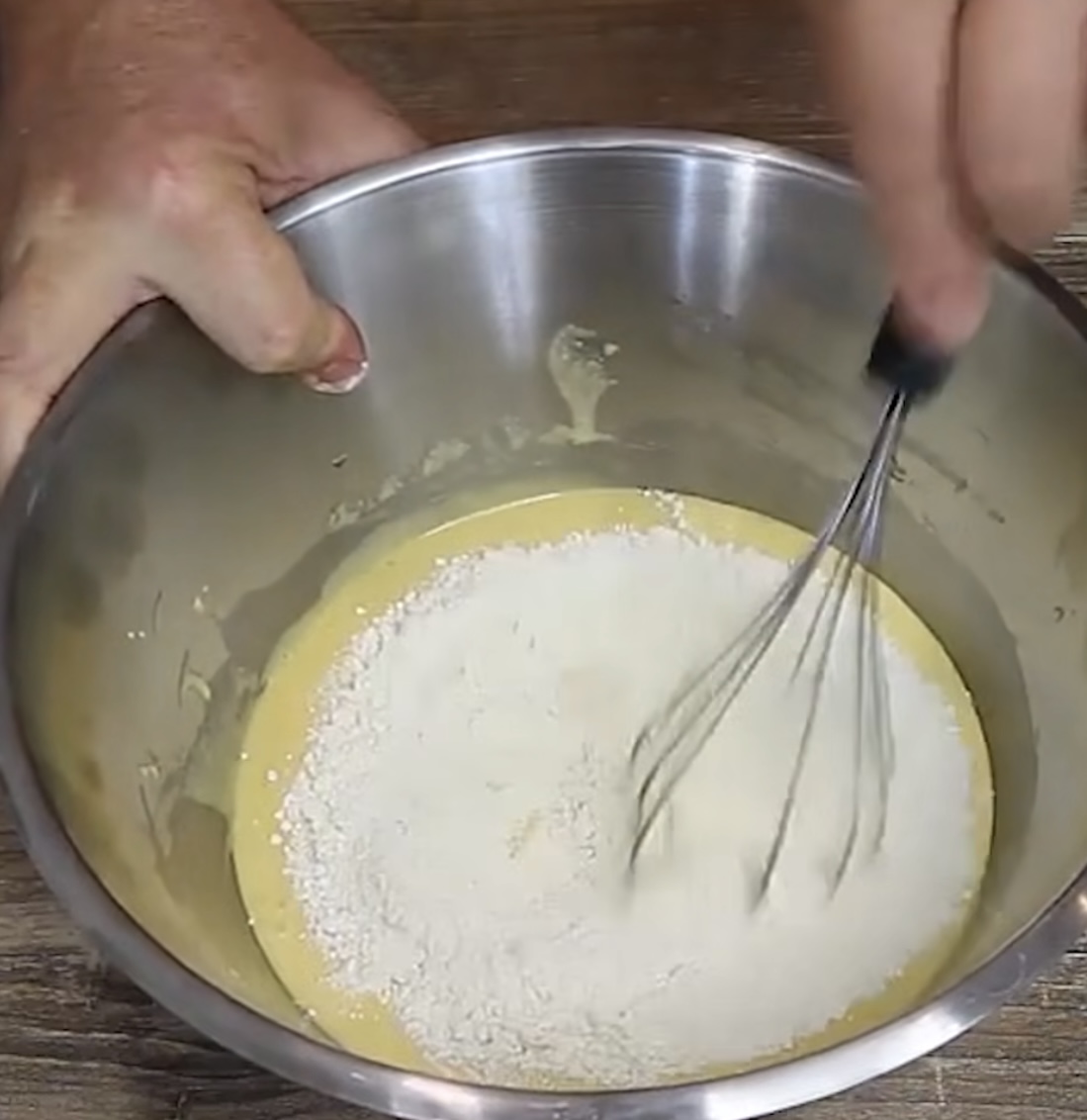 Fouetter délicatement la farine pouravoir une espèce de pâte à crèpe