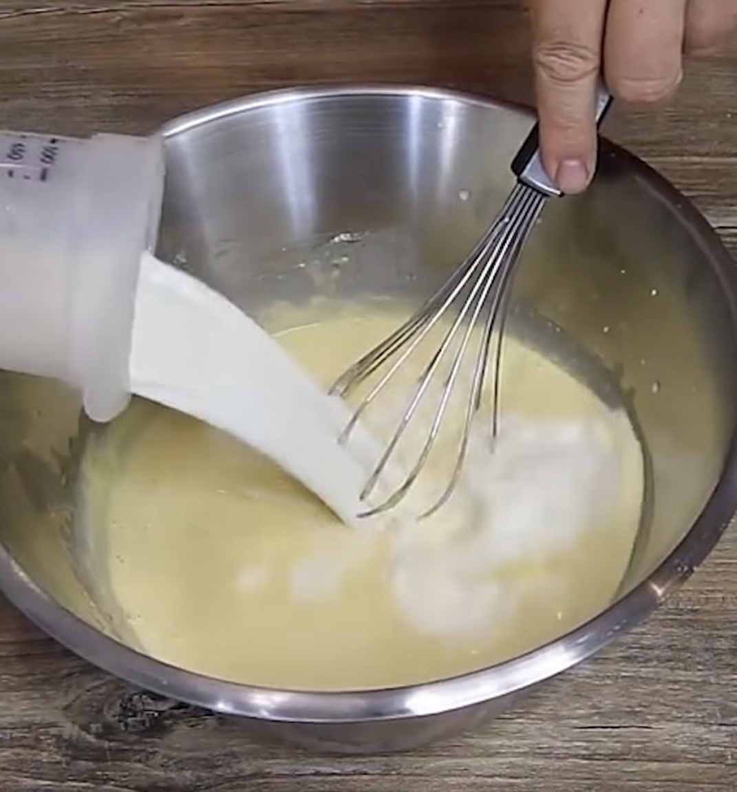 Ajouter et fouetter avec le lait (en 2 portions)