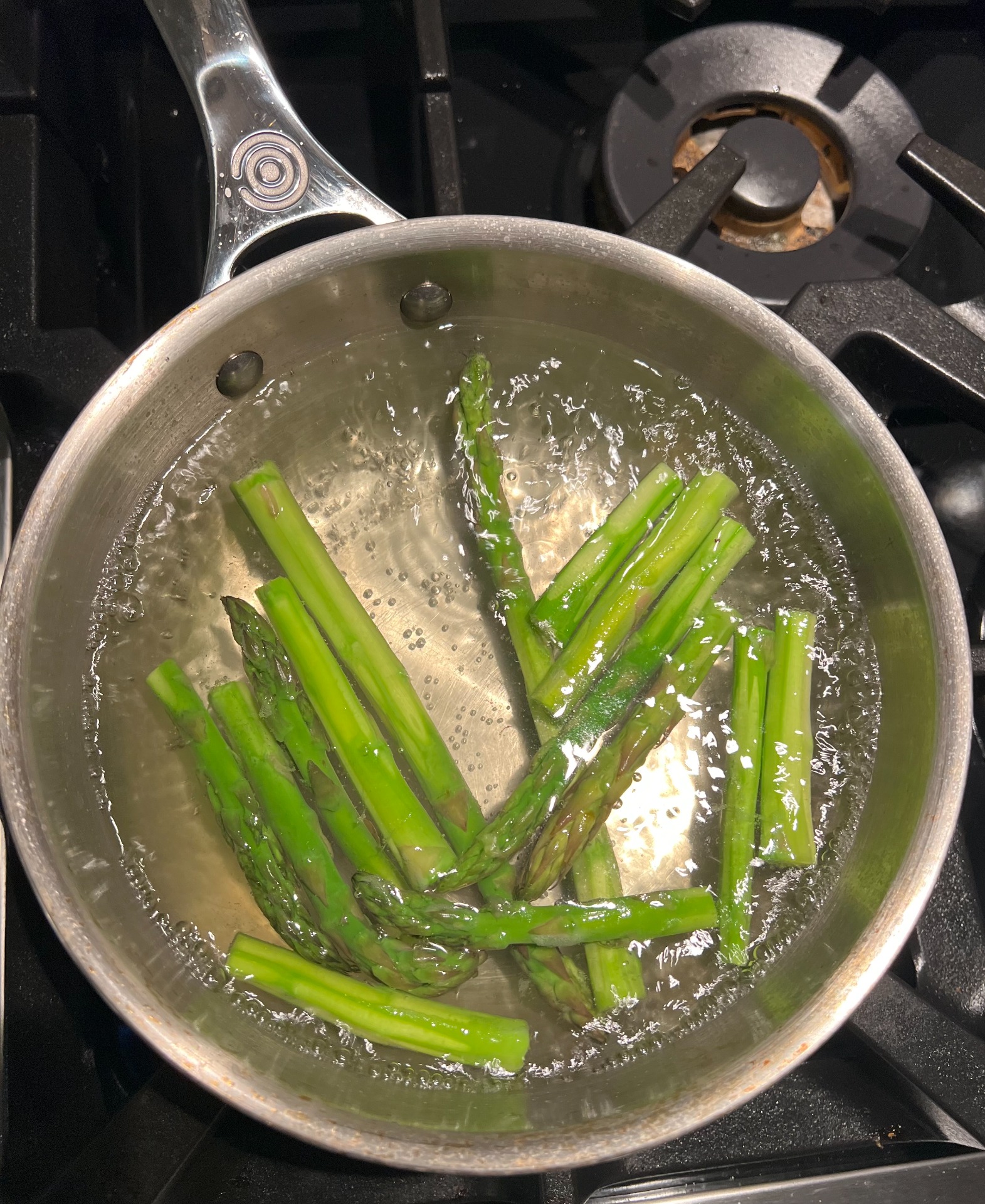 Cuire les asperges 2 minutes maximum dans de l'eau bouillante et transférez rapidement dans de l'eau glacée