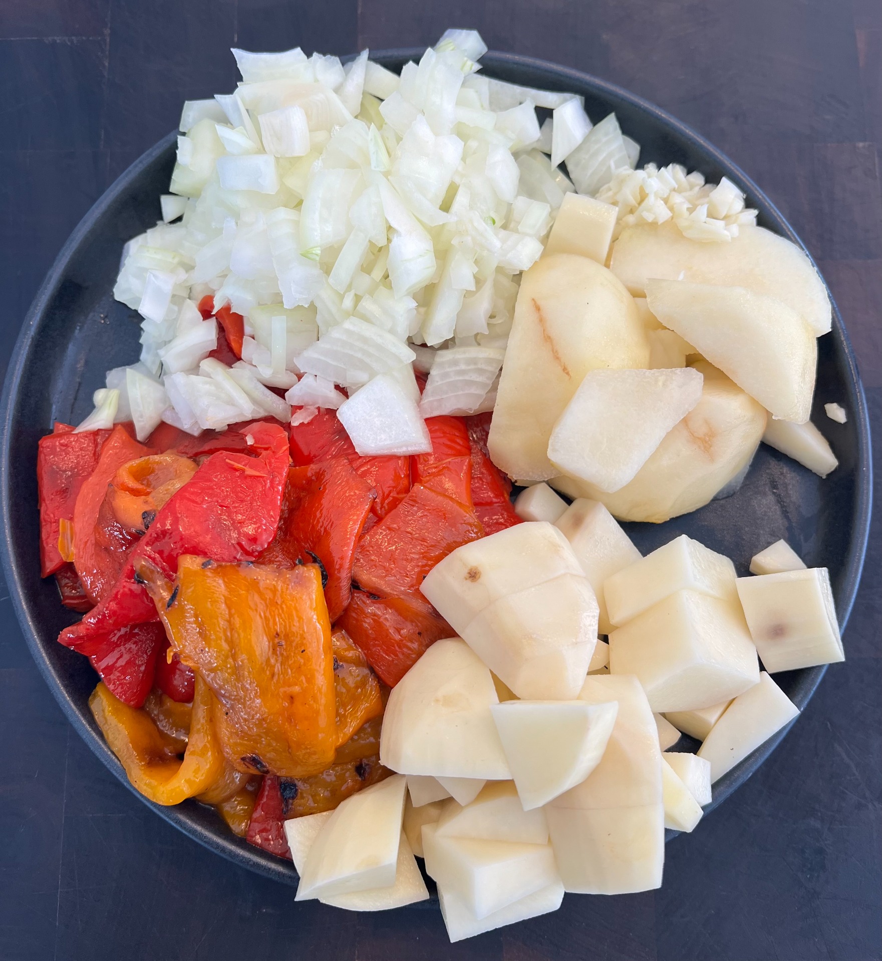 Poivrons grillés sans la peau, poire, patate, ail et oignon hachés