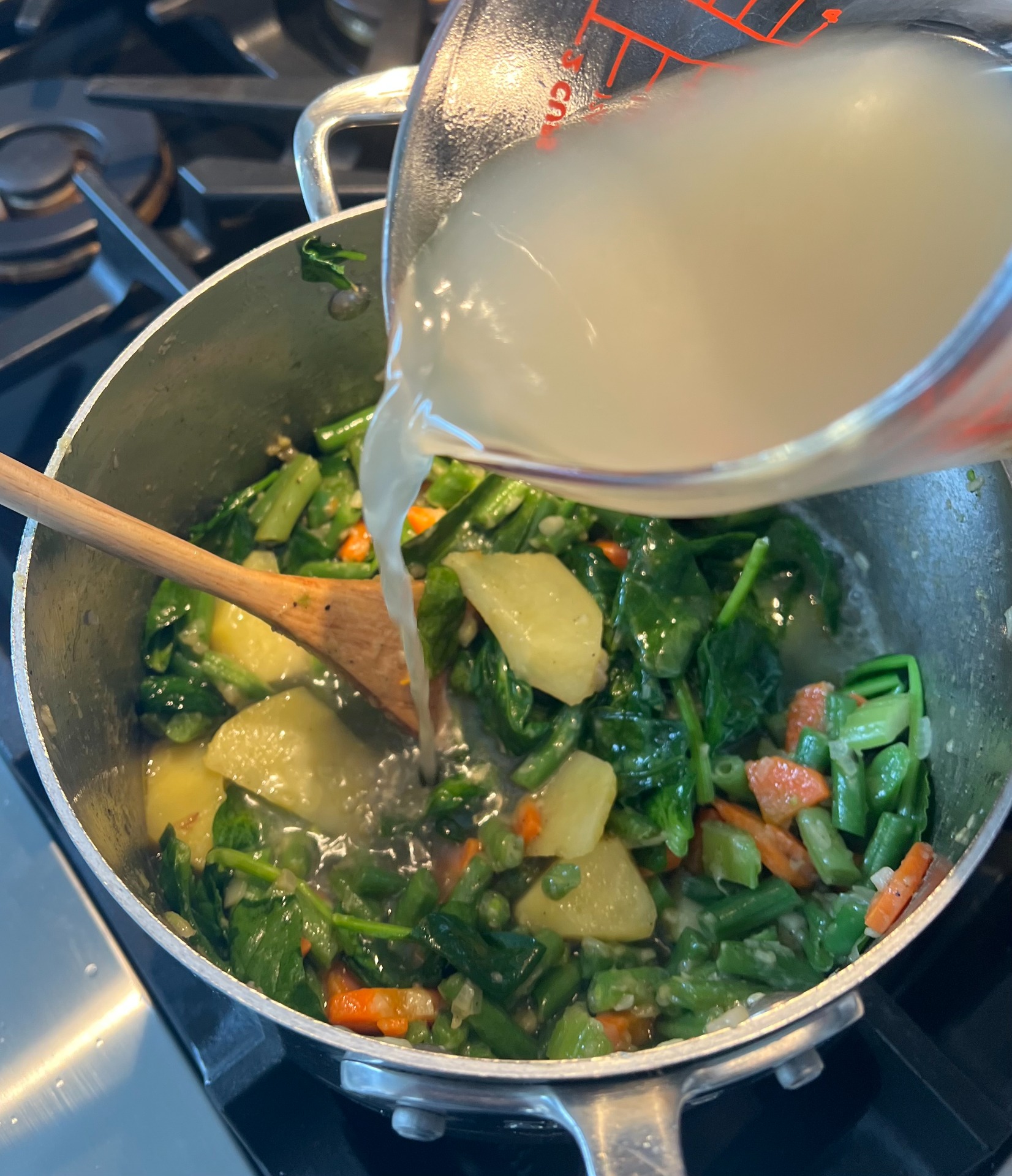 Ajouter le bouillon et les épinards