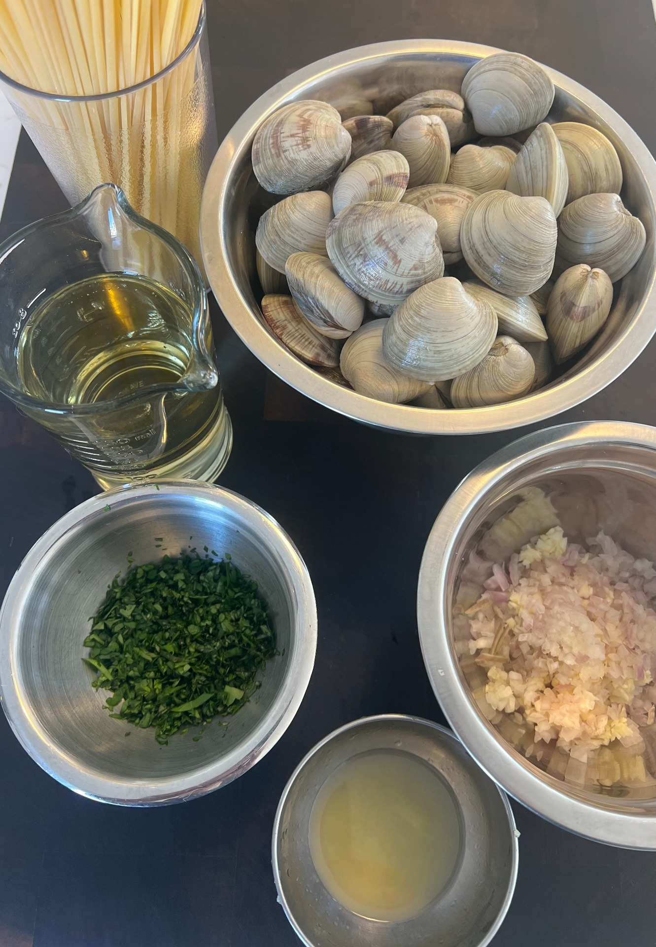Ingrédients : Pâtes, palourdes, échalotes françaises, ails, vin blanc, jus de citron, beurre et fines herbes