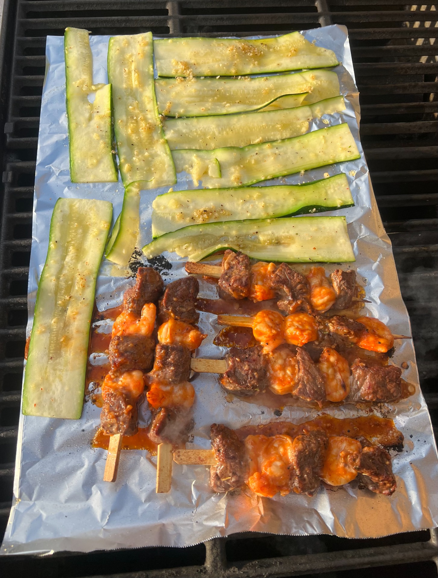 Cuisson des courgettes suite à la cuisson des brochettes sur papier d'aluminium - Griller les lamelles de courgettes sur la grille rapidement avant de servir