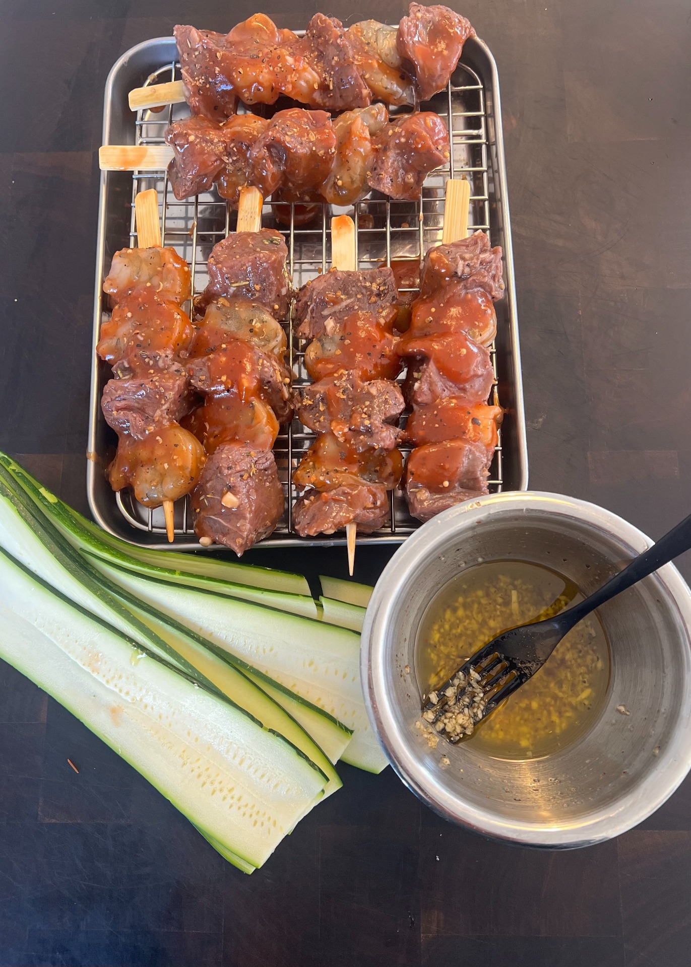 Préparation des brochettes et des courgettes