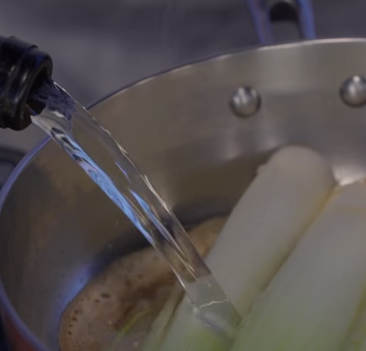 Griller les poireaux et déglacer au vin blanc