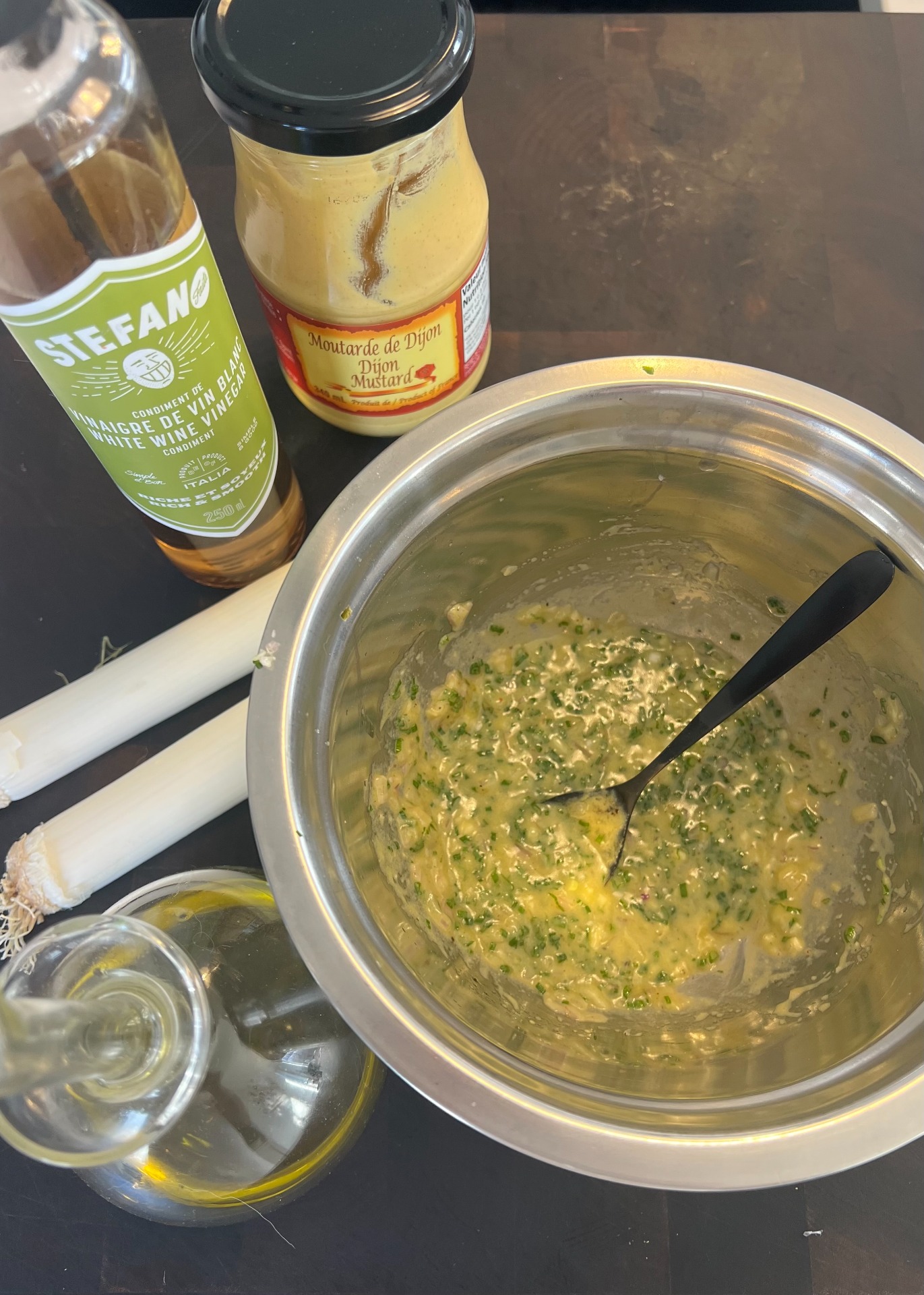 Vinaigrette : Ail, échalotte, ciboulette, vinaigre de vin blanc, Dijon, huile d'olive, sel et poivre