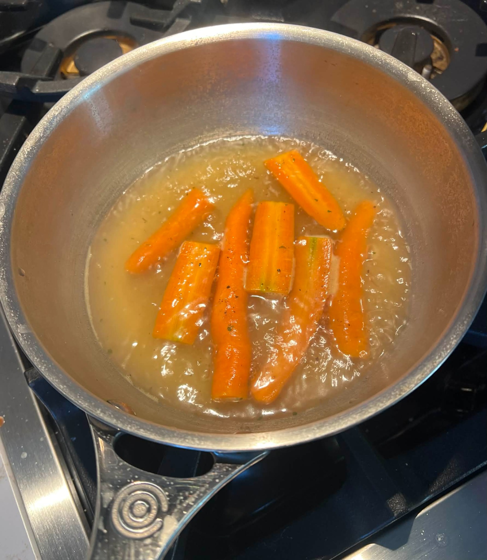 Carottes glacées - bouillon de poulet, beurre et miel