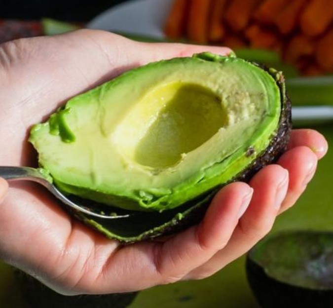 Prendre une cuillère à soupe pour retirer la chaire de l'avocat