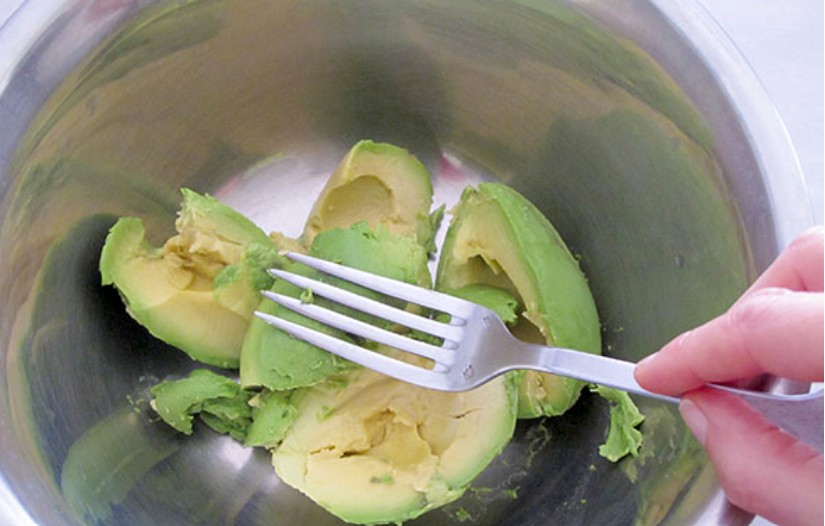 Piler les avocats à la fourchette ou un pilon à patate
