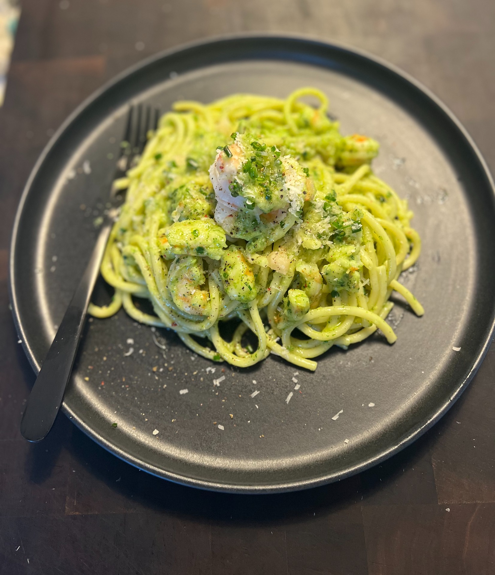 Spaghetti au pesto à la fleur d'ail et crevettes 
