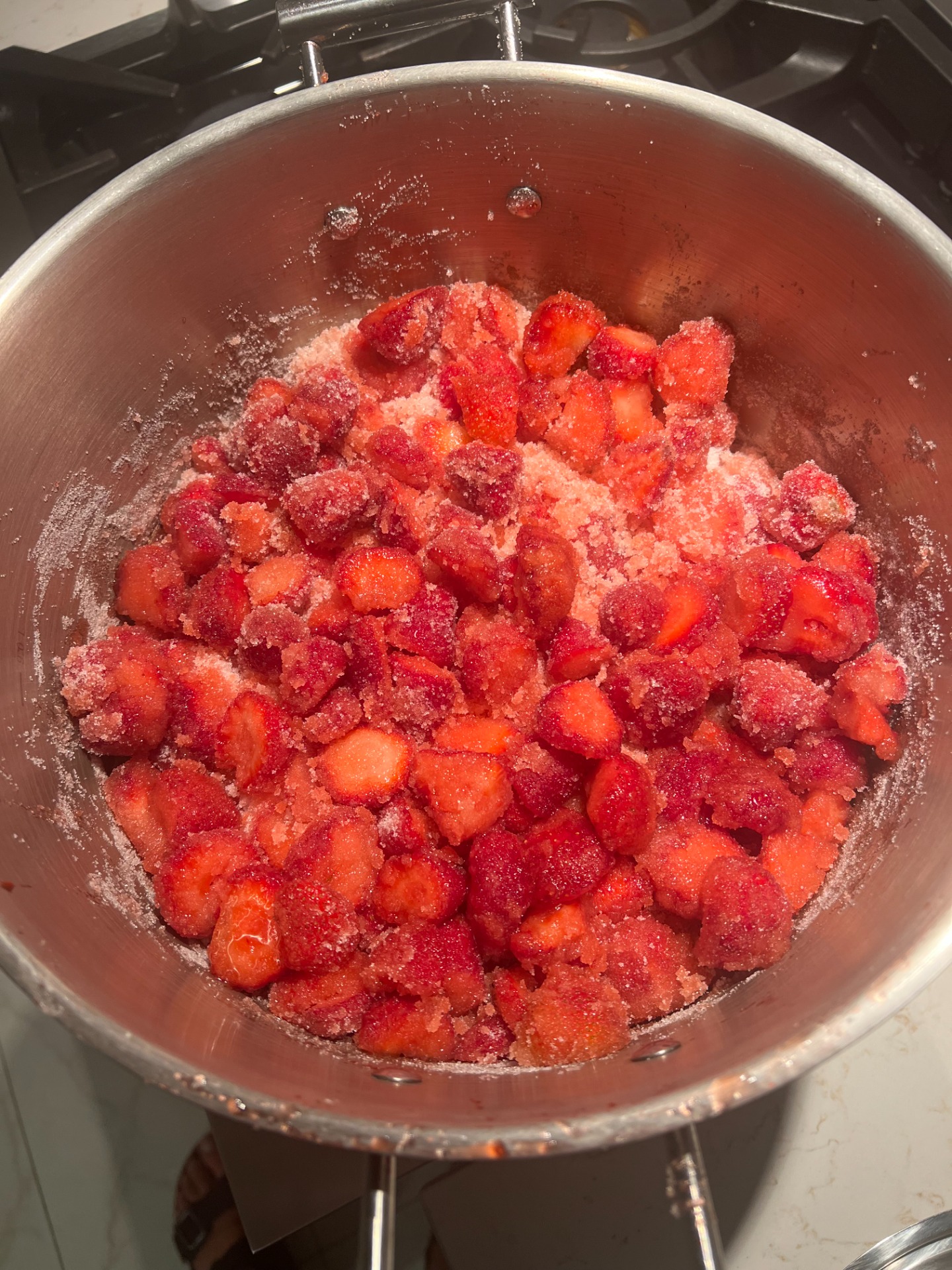 Une rangée de fraises et de sucre blanc raffiné