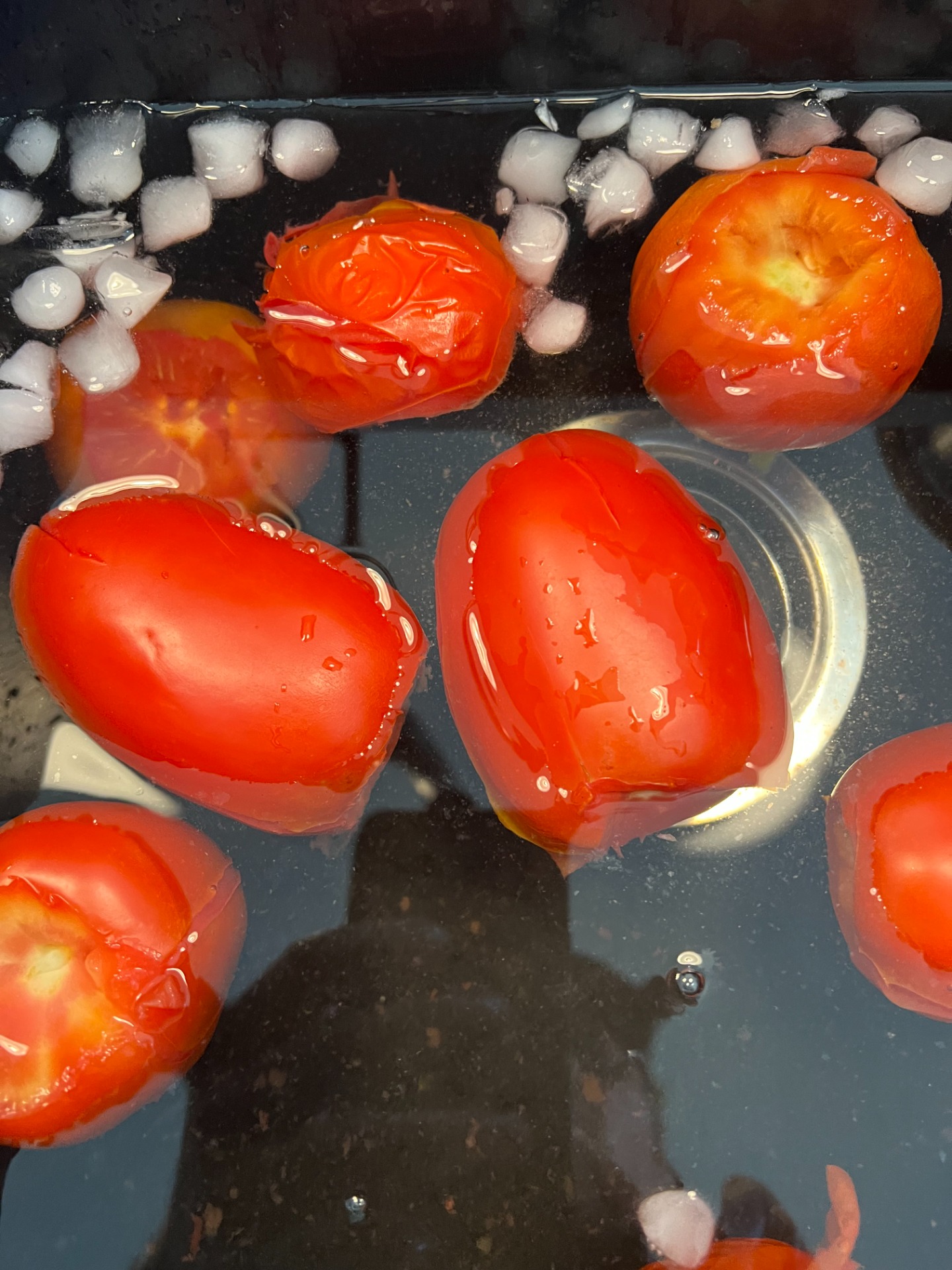 Après les avoir ébouillantés 90 sec. Plonger les tomates dans de l'eau froide pour retirer facilement la pelure des tomates