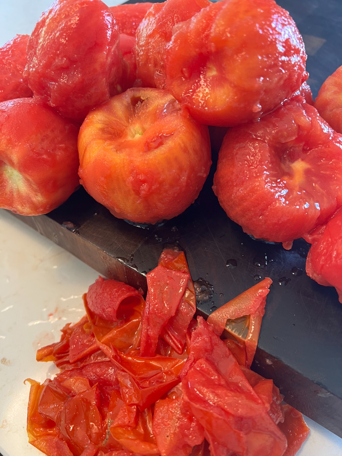 Tomates pleumées, qui seront coupées en deux et secouées au dessus du lavabo pour retirer les pépins