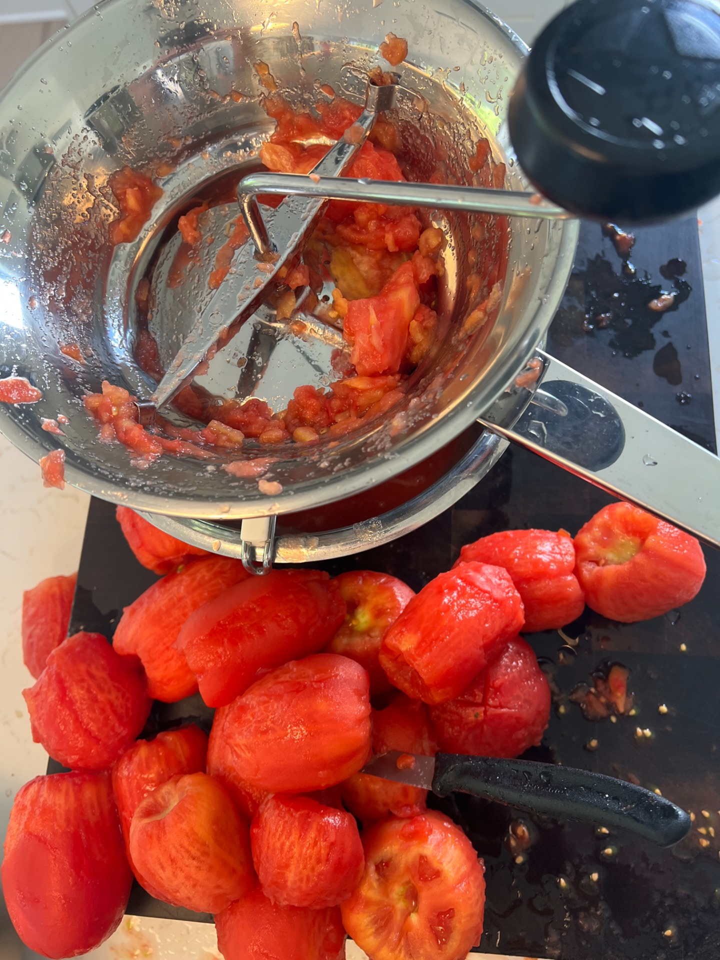Broyer les tomates au moulin à légumes (3 tours avant et 2 tours arrière - (aller-retour)