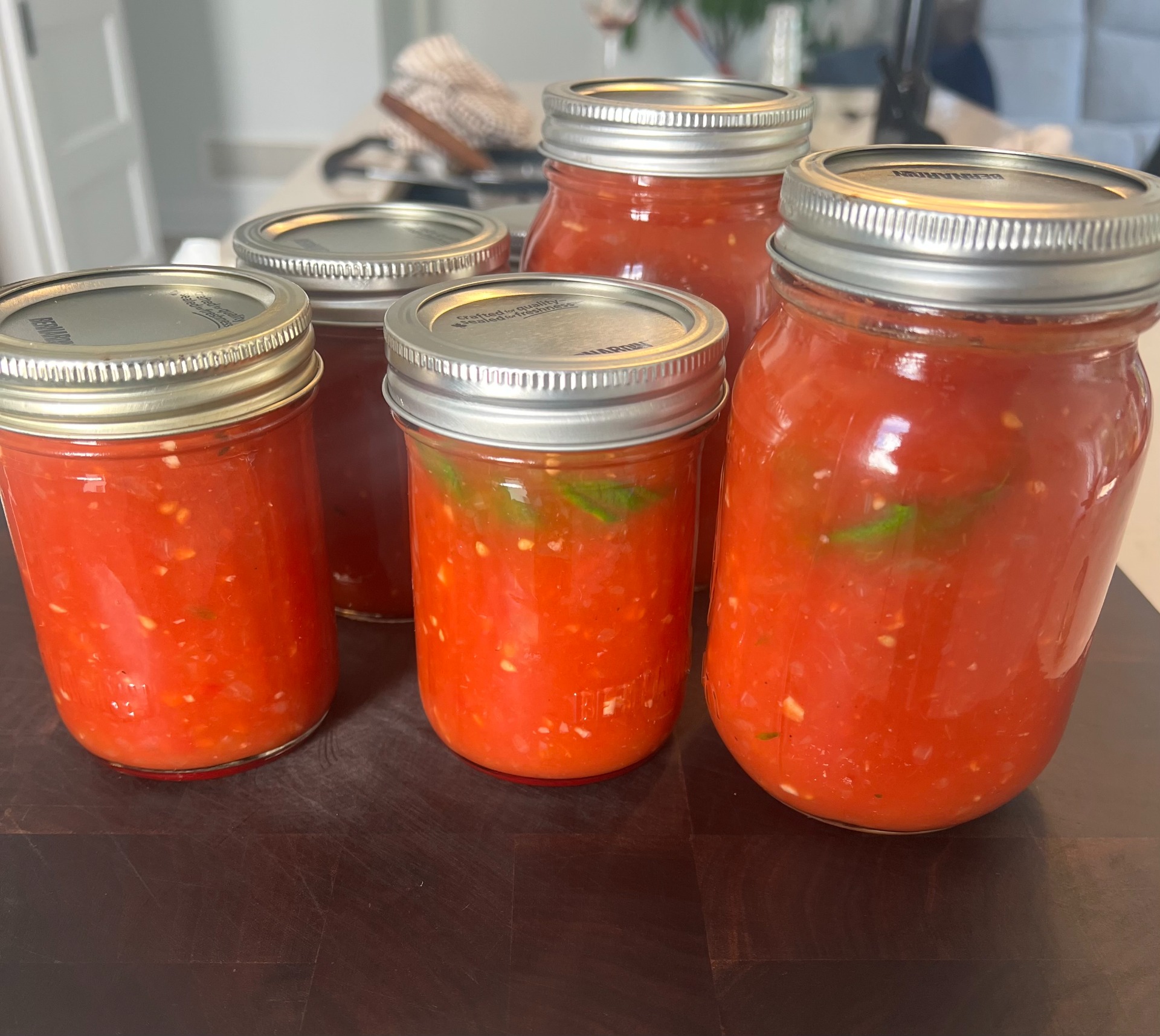 3 X 250 ml pour une personne et 2 X 500 ml pour 2 personnes. La sauce est délicieuse même nature...
